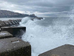 Dalgalar Mendireği Aştı, Vatandaşlar Soğuk Havaya Rağmen Yürüyüş Yaptı