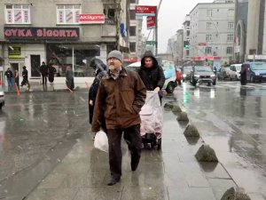 Sultangazi’de Sulu Kar Yağışı Etkili Oluyor