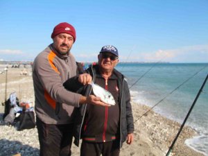 Antalya’da Fırtına Balık Üretim Çiftliğini Vurdu, Oltasını Alan Sahile Koştu