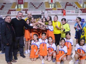 Sivas’ta Düzenlenen Okullar Arası Hentbolda Kupalar Sahiplerini Buldu