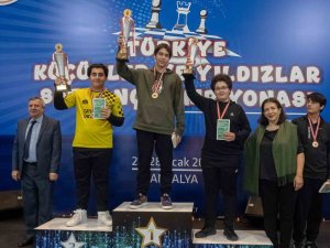 İ̇zmirli Öğrenciler Madalyaya Doymuyor