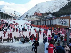 Palandöken Kayak Merkezi Tatilcilerin Akınına Uğruyor