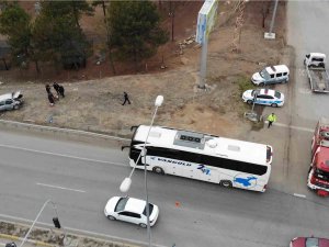 Otobüsün Çarptığı Otomobil Hurdaya Döndü: 3 Yaralı
