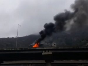 Seyir Halindeki Tır Önce Yandı Sonra Patladı