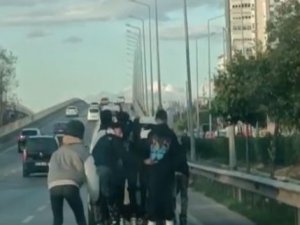 Otomobilin Arkasına Tutunan Patenli 7 Genç Kazaya Davetiye Çıkardı