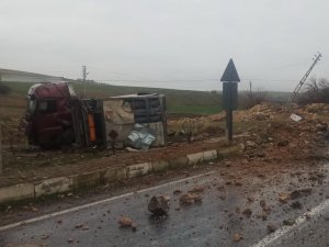 Kontrolden Çıkan Tır Elektrik Direğine Çarptı: 1 Yaralı