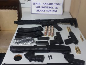İ̇zmir’de Bir Araçtan 5 Adet Ruhsatsız Silah Ele Geçirildi: 2 Gözaltı