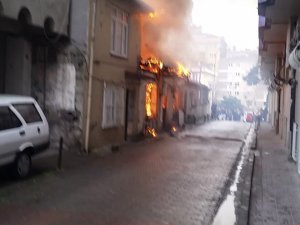 Şişli’de İki Gecekondu Alev Alev Yandı