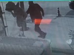 Hırsını Hülya Avşar Maketinden Çıkardı
