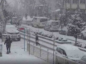 Hakkari’de Lapa Lapa Kar Yağışı: 92 Yerleşim Yerinin Yolu Kapandı