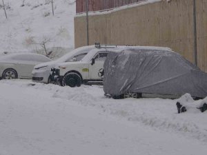 Yüksekova’da Kar Yağışı Hayatı Olumsuz Yönde Etkiliyor
