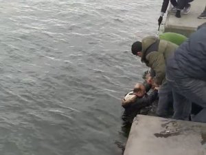 İ̇stanbul Boğazı’nda Görme Engelli Çift Denize Düştü: Vatandaşlar Çığlıklara Koşup Kurtardı