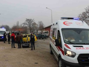 Edirne’de Ticari Taksi İle Otomobilin Çarpışma Anı Kamerada