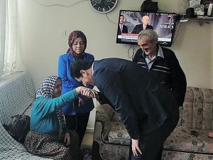 Yağışa Aldırmayan Yaşlı Adam, Engelli Eşini Tekerlekli Sandalyeyle Cumhurbaşkanı’na Götürdü