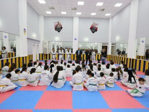 Derince’de 480 Tekvandocu Kuşak Atladı