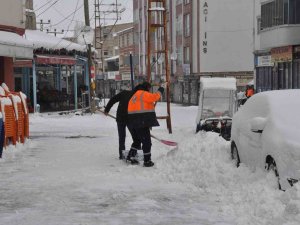 Bulanık’ta Kar Yağışı: 89 Yerleşim Yerinin Yolu Kapandı