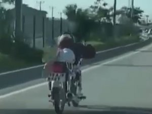 Yatarak Motosiklet Kullanan Sürücü, Polisten Kaçamadı