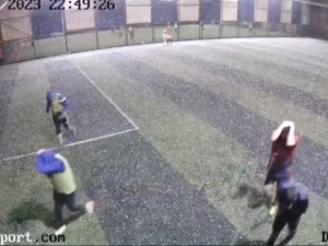 Doluya Halı Sahada Yakalandılar, Kaçacak Yer Aradılar