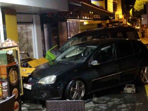 Kaza Yapan Araçlar İş Yerine Girdi, Kaldırımdaki Vatandaş Ölümden Döndü: 5 Yaralı