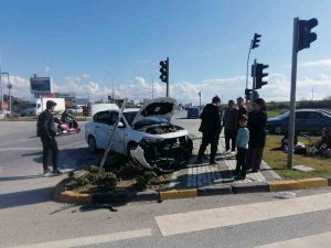 Kırmızı Işık İhlali Yapan Sürücü, Otomobile Yandan Çarptı: 3 Yaralı