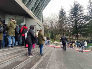 Tatili Uludağ’da Geçirmek İsteyen Vatandaşlar, Teleferikte Metrelerce Kuyruk Oluşturdu
