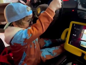 Henüz 3 Yaşında: Oyuncak Araba Kullanır Gibi Ferrari’yi Kullandı