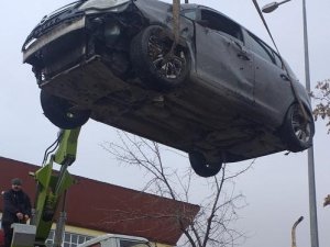 Otomobil Bahçeye Uçtu: 1 Yaralı