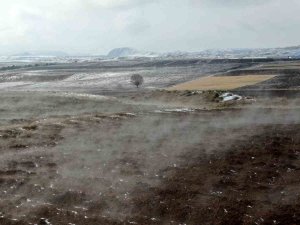 Kar Tutmayan Tarladan Yükselen Su Buharı Merak Konusu Oldu