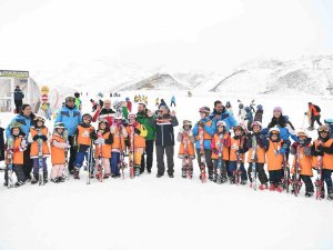 Erciyes Kayak Okulu’nda 7’den 70’e Herkes Kayak Öğreniyor
