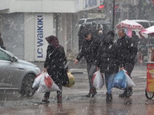 Aksaray’da Şehir Merkezine Yılın İlk Karı Yağdı
