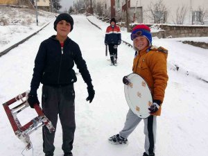 Yozgat’ta Karın Keyfini Çocuklar Kızakla Kayarak Çıkardı