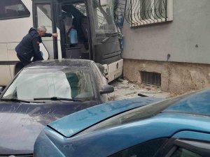 Kütahya’da Freni Boşalan Midibüs Önce Park Halindeki İki Otomobile Sonra Da Bir Apartmanın Duvarına Çarptı