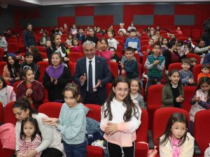 Başkan Kaplan Karne Hediyesi Olarak Öğrencileri Tiyatro İle Buluşturdu