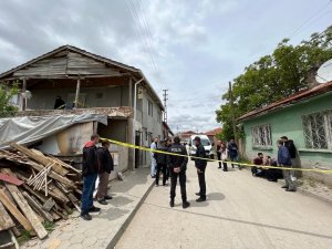 Annesini Öldüren Çocuk Ve Azmettirici Olduğu İddia Edilen Babanın Yargılandığı Davada Duruşma Ertelendi