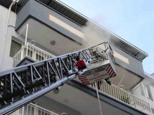 İ̇tfaiye Ekipleri Alevlere Kapıyı Kırarak Müdahale Etti