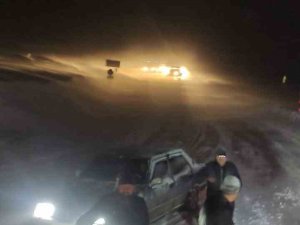 Karda Mahsur Kalan Araçların İmdadına Yetiştiler