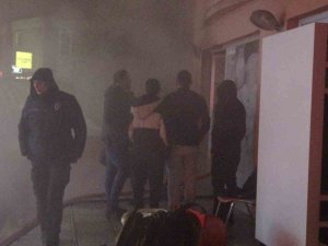 3 Katlı Binanın Deposunda Çıkan Yangında Dumanlar Mahalleyi Sardı