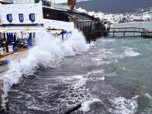 Denizlerde Fırtına Uyarısı