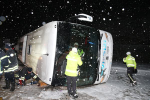 Kontrolden Çıkan Otobüs Şarampole Devrildi: Muavin Öldü, 15 Yolcu Yaralandı