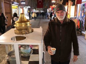 Yazın Meyan Şerbeti, Kışın Salep Satıyor