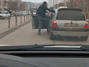 Elazığ’da Akıl Almaz Olay: Seyir Halindeki Aracın Sürücüsünü Darp Etti
