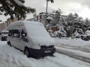 Ahlat’ta Yoğun Kar Yağışı Etkisini Sürdürüyor