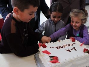 Okumaya Geçen Öğrencilere Pasta İkramı
