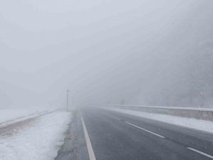 Bolu Dağı’nın Düzce Geçişinde Kar Ve Sis Etkili Oluyor