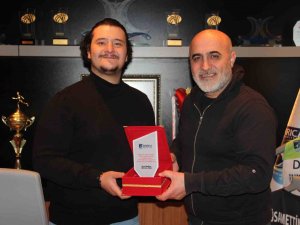 İ̇ha Muhabirine Teşekkür Plaketi