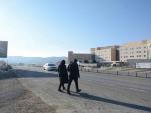 Yaya Geçidi Olmayan Kara Yolunda Yayalar Ölümle Burun Buruna Kalıyor