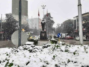 O İlçenin Merkezi Beyaza Büründü