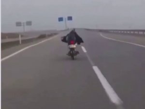 Motosiklet Sürücüsü Trafikte Tehlike Saçtı