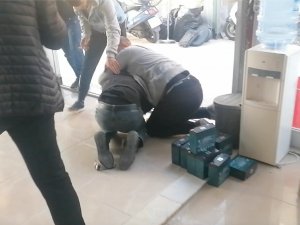 Motosiklet Tamircisi, Hırsızı Üzerine Atlayıp Yere Yatırarak Yakaladı