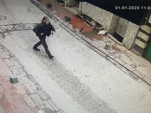 İ̇stanbul’da Silahlı Saldırı Sonrası İlginç Anlar Kamerada: 200 Metre Hiçbir Şey Olmamış Gibi Yürüdü